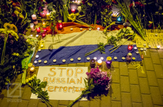 Illustration for article titled Virágok az MH17 számú járat utasainak emlékére